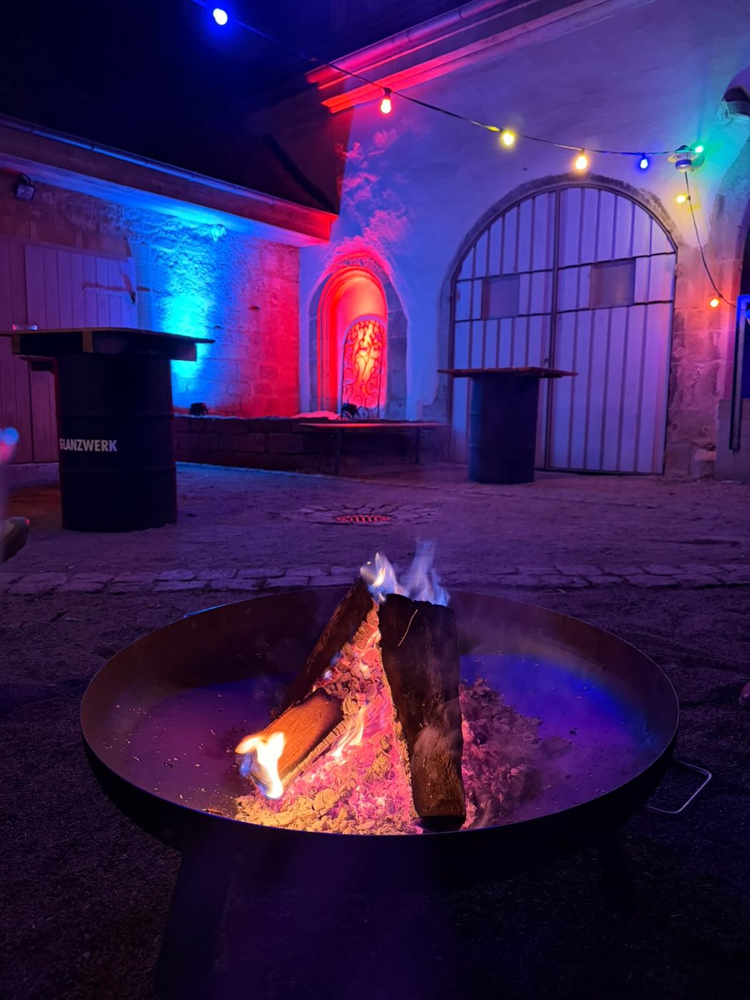 Feuerschale im beleuchteten Innenhof